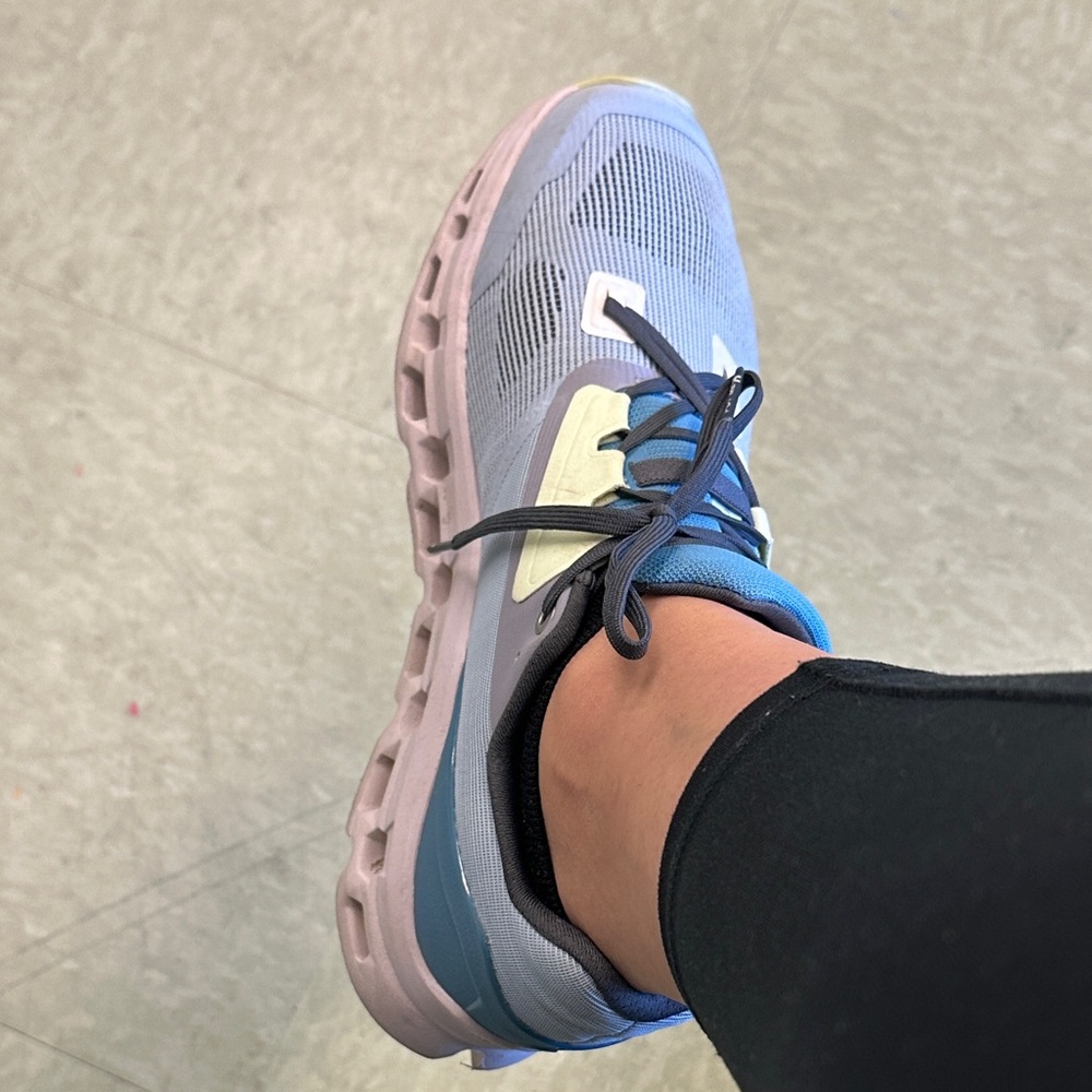 Women's Athletic Shoes in Blue and Grayon cloud shoes size 10.5US IN GUC